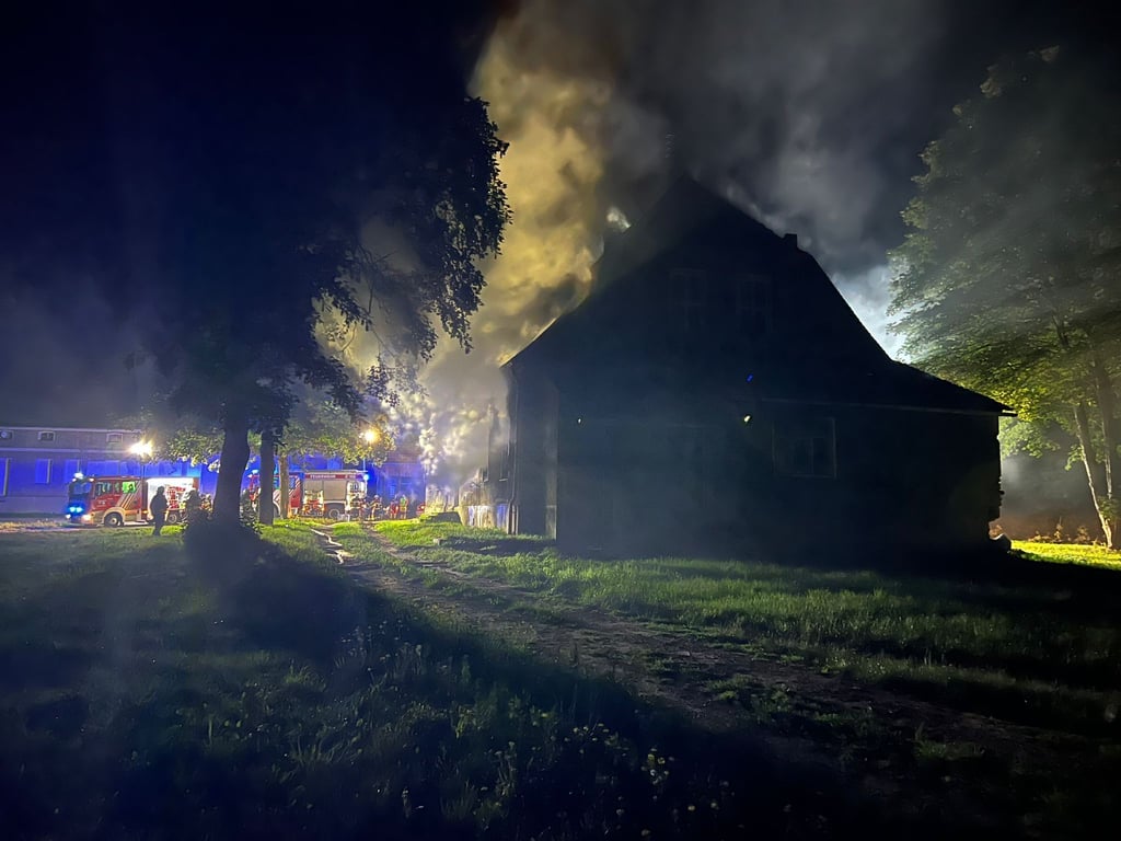 nsgesamt 65 Einsatzkräfte kämpften in der Nacht zum Dienstag gegen die Flammen eines brennden Gutshauses.