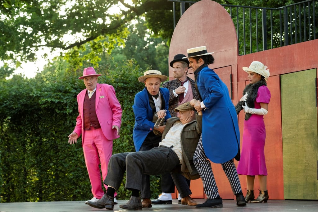 Das Theater Poetenpack gastiert im Magdeburger Möllenvogteigarten.