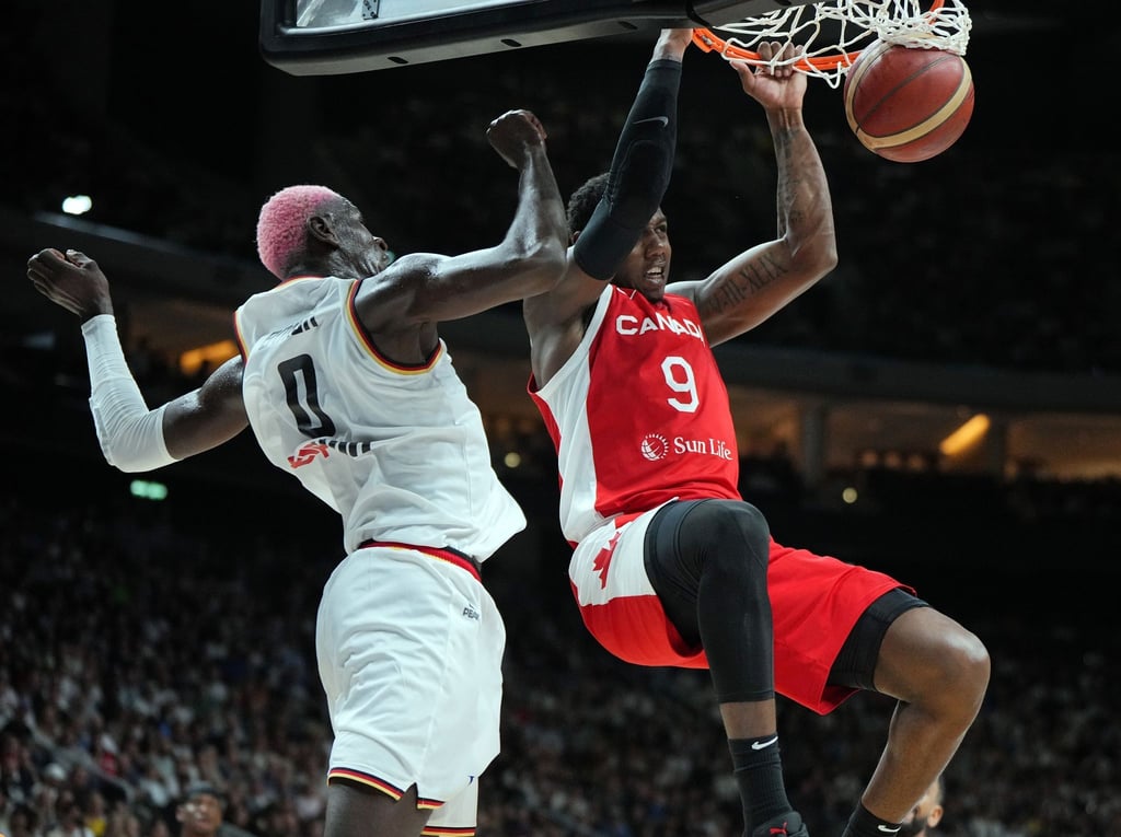 Kanadas R.J. Barrett (r) setzt sich gegen Deutschlands Isaac Bonga (l) durch und erzielt einen Korb.