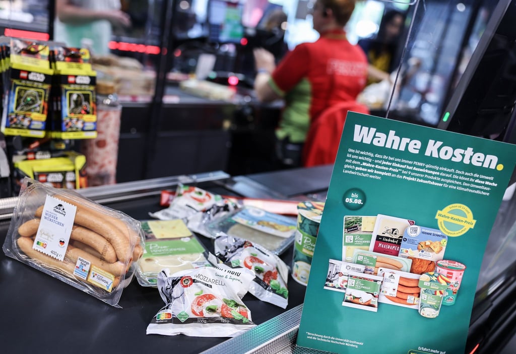 Penny will Anfang 2024 über erste valide Ergebnisse seiner vielbeachteten „Wahre-Kosten-Aktion“ informieren.