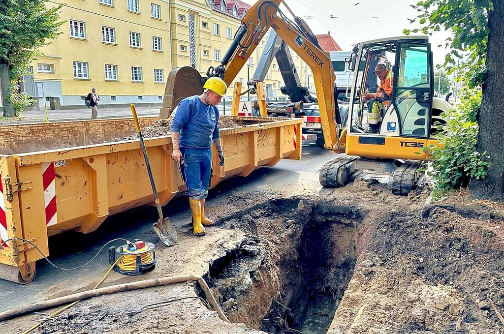 Die Straße wurde geöffnet, um das defekte Rohr freizulegen. Die Reparatur der defekten Leitung soll so schnell wie möglich erfolgen.
