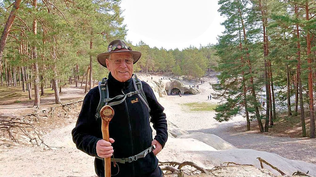 Helmut Engelmann ist der einzige Turbo-Wanderkaiser der Harzer Wandernadel. Er feierte jüngst seinen 80. Geburtstag. Das Foto entstand in den Sandhöhlen im Heers bei Blankenburg.