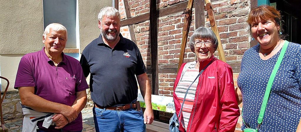 Herzlich begrüßt wurden vor der Heimatstube die Abbenröder Heimatfreunde Andreas und Regina Weihe (2.von links und rechts) von dem Elbingeröder Harzklublern Gerd Borchert (links) und Giesela Borchert (2. von rechts).