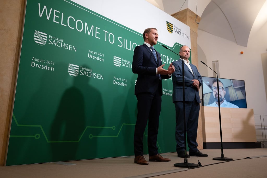Ministerpräsident Michael Kretschmer (l) nimmt neben OB Dirk Hilbert an einer Pressekonferenz teil.