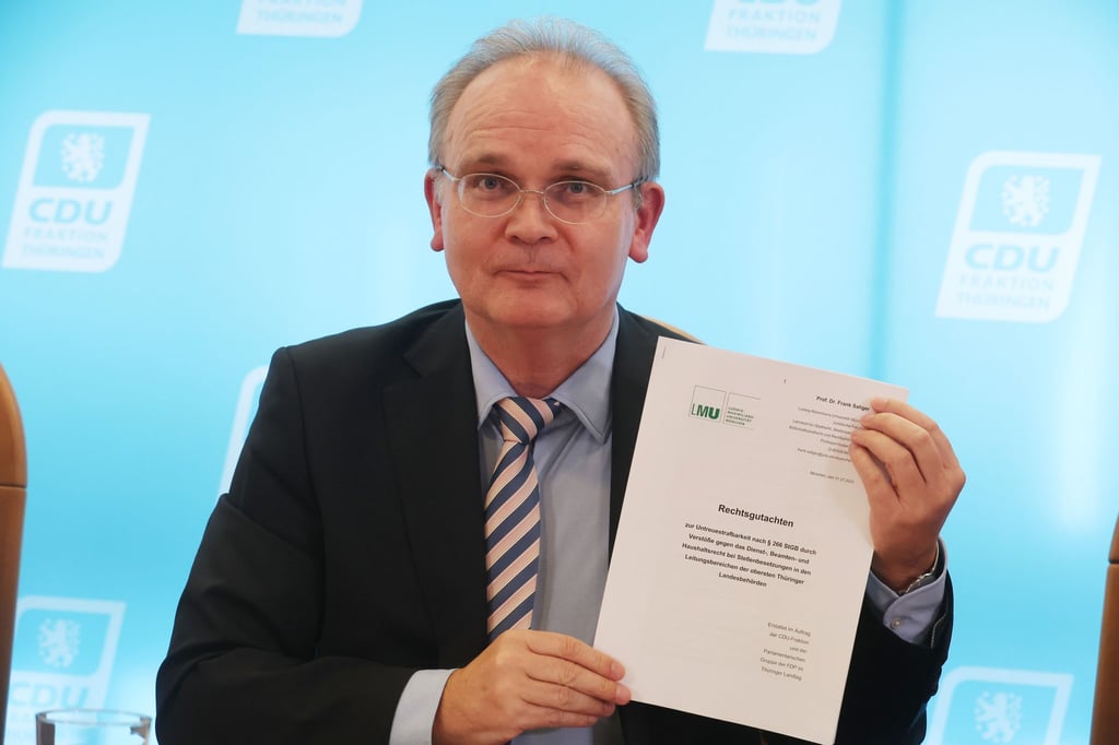 Der Gutachter Frank Saliger hält das Rechtsgutachten bei einer Pressekonferenz im Landtag in den Händen.