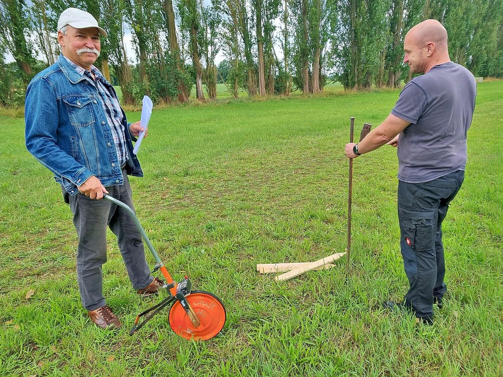 Dienstagnachmittag beim Auspflocken auf dem Schaustellerplatz. Marktmeister Dieter Härtwig (links) und Thoralf Henning machen sich dabei nützlich.