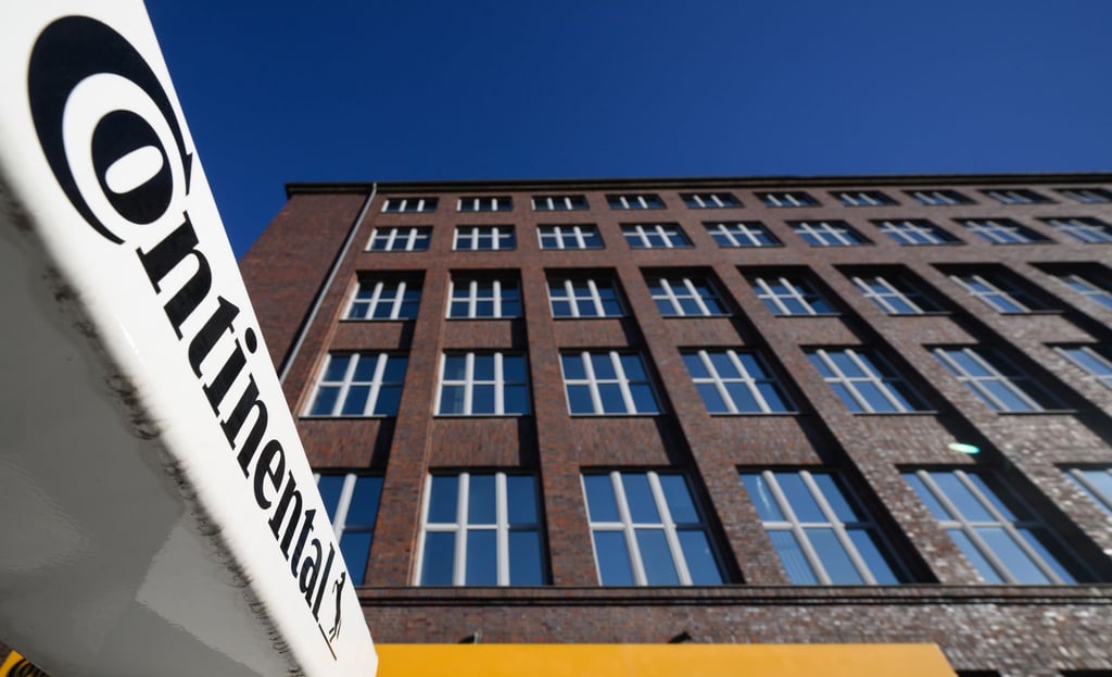 Ein Schriftzug hängt an der Konzernzentrale der Continental AG.