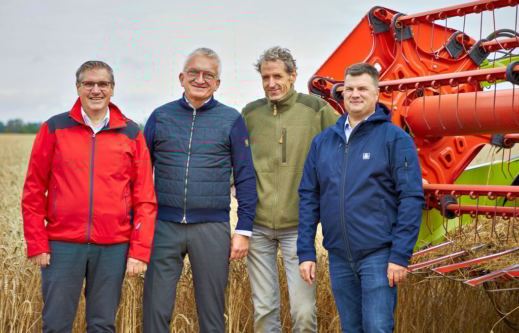 Sie starten ein Pilotprojekt zur Dekarbonisierung der Landwirtschaft durch grünen Ammoniakdünger: Norbert Lötz (von links), Geschäftsführer für Produktion und Technik bei Harry-Brot, Michael Gutting, Geschäftsführender Gesellschafter der Bindewald & Gutting-Mühlengruppe, Landwirt Wilfried Mißlbeck aus Aschersleben und Yara-Geschäftsführer Marco Fleischmann.
