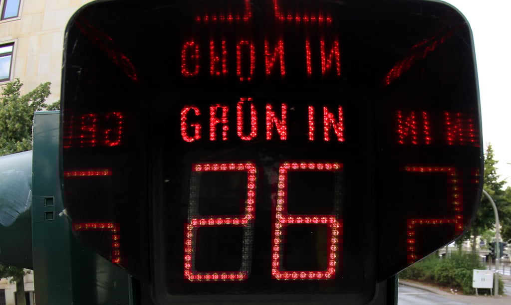 Eine Countdown-Ampel für Fußgänger, aufgenommen in der Innenstadt von Hamburg. Auch in Magdeburg soll eine solche Ampel in Betrieb gehen.