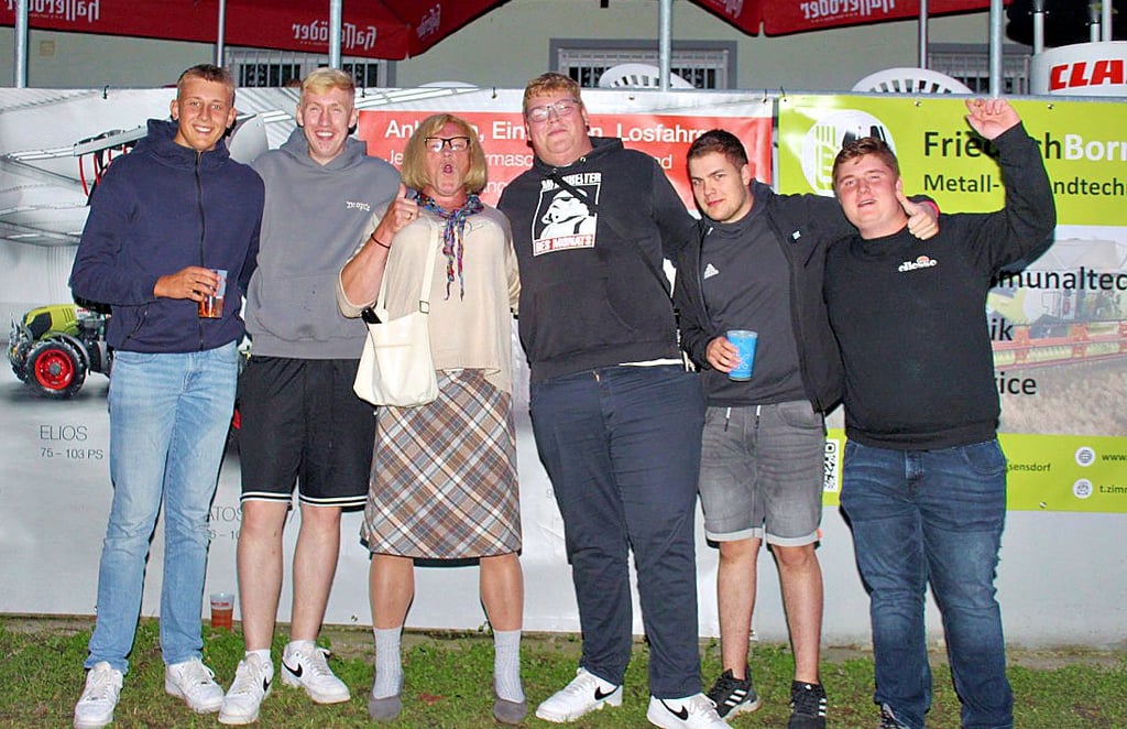 Blödelbarde Else unterhielt in Ballermann-Manier das Publikum. Die Fans schnappten sie sich gleich nach dem Auftritt zum Erinnerungsfoto.