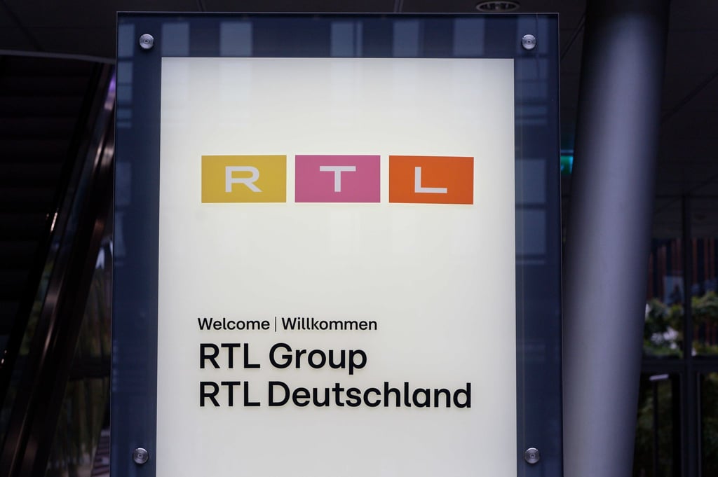 Ein Schild am Eingang des RTL-Gebäudes in Köln: Die RTL Group hat Halbjahreszahlen bekanntgegeben.
