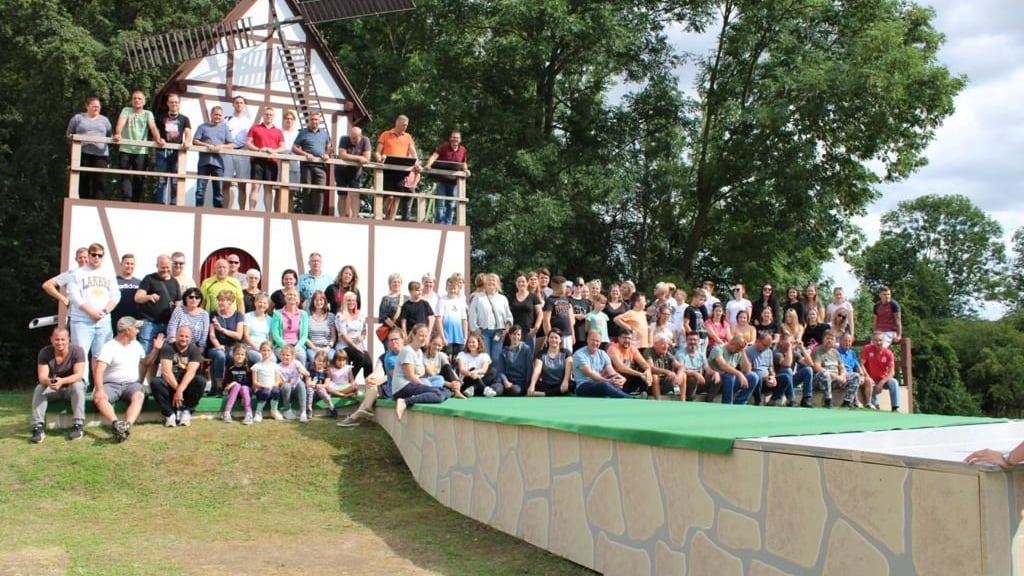 Die Altweibermühle ist ein großes Gemeinschaftswerk. Nach der Generalprobe am vergangenen Sonntag haben sie sich alle vor der Mühle versammelt.