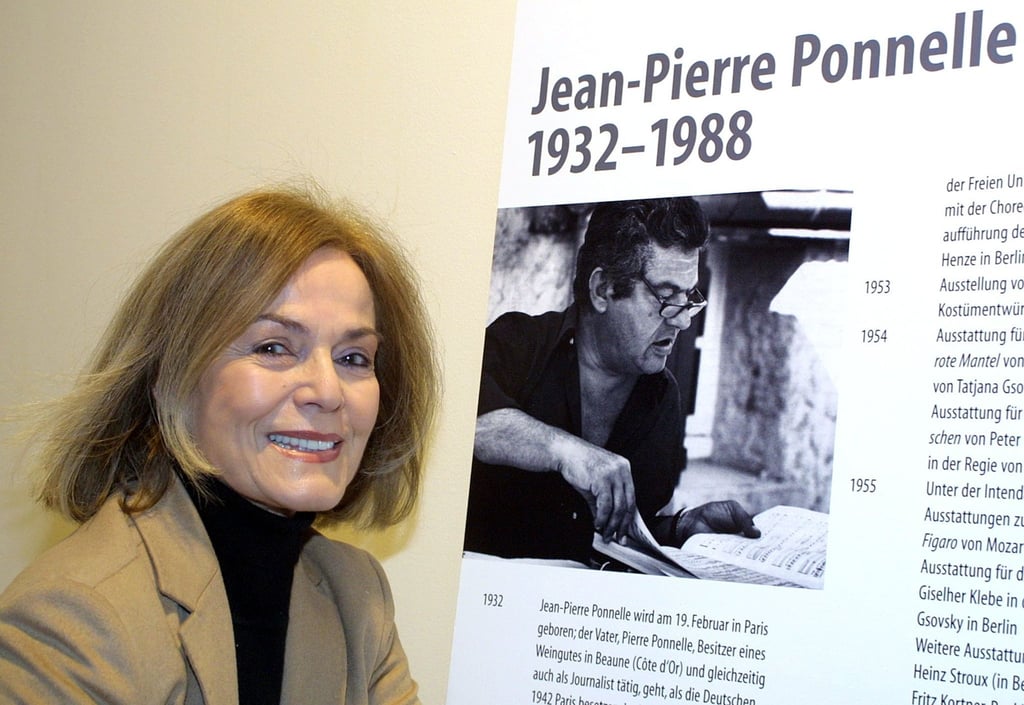 Margit Saad neben einem Bild ihres Mannes Jean-Pierre Ponnelle.