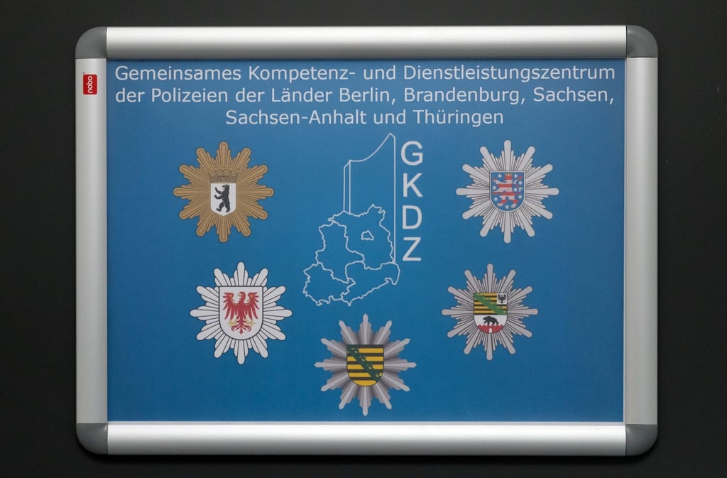 Ein Schild des Gemeinsamen Kompetenz- und Dienstleistungszentrums (GKDZ) ist an einer Tür angebracht.