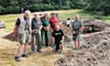 An der Grabungsstätte in der Himmelpforte durften die Darlingeröder Steine für die Reaktivierung des historischen Mönchebrunnens sammeln.  Für ihr Vorhaben bitten sie um weitere Harzer Rogensteine. 