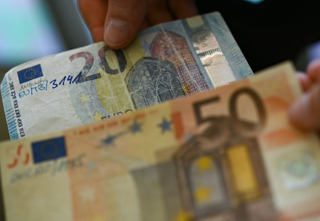 Die Bundesbank präsentiert gefälschte 20-Euro- und 50-Euro-Geldscheine.