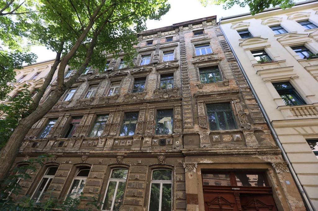 Das Haus in der Schwetschkestraße soll saniert werden. Die Mieter wollen aber nicht ausziehen.
