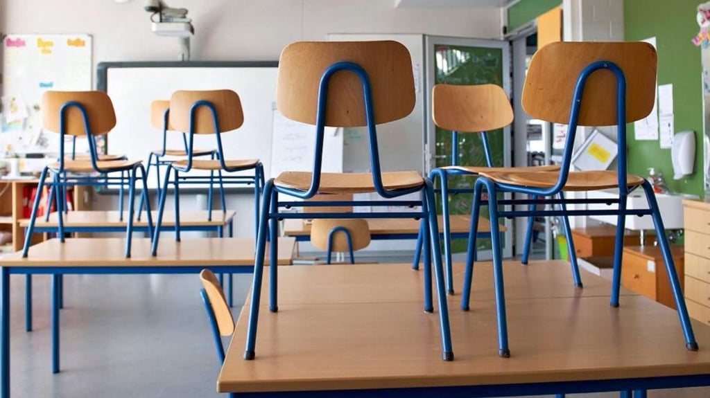 Noch sind die Stühle leer, doch bald herrscht wieder Leben in den Klassenräumen.