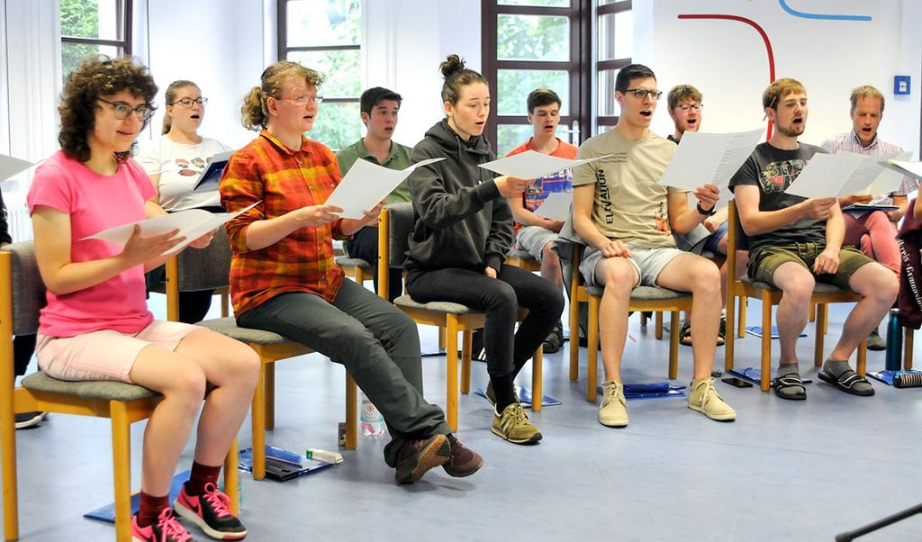 Konzentrierte Probenarbeit: Teilnehmerinnen und Teilnehmer der Sächsischen Jugendsingewoche studieren aktuell in Roßbach ihr 2023er Programm ein.