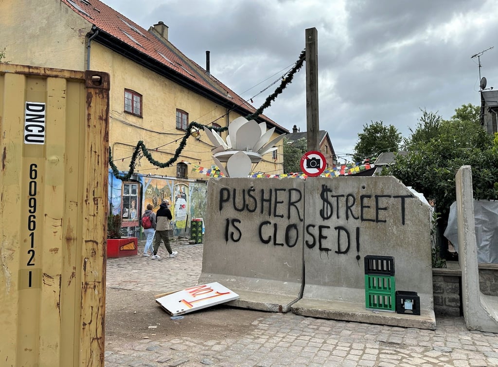 „Pusher Street is closed!“ (Die Pusher Street ist geschlossen) steht an einer Blockade in der Kopenhagener Freistadt Christiania.