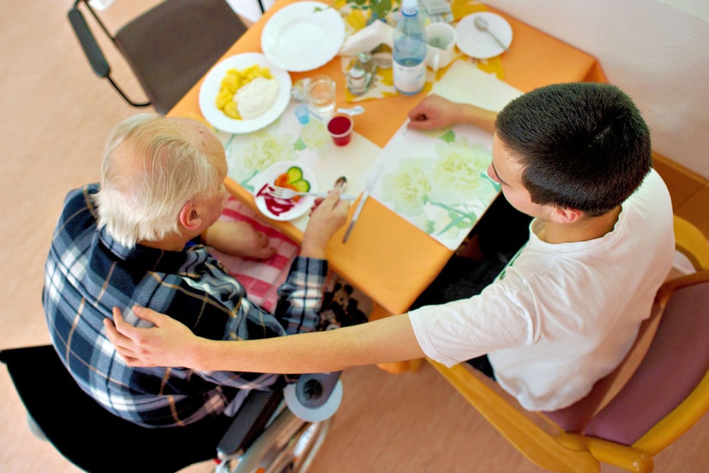 Besonders für junge Menschen sind der Bundesfreiwilligendienst oder das Freiwillige Soziale Jahr eine gute Möglichkeit, um in verschiedene soziale Berufe hineinzuschnuppern. Sie können unter anderem in der Altenpflege, in Kitas oder bei der Tafel mit anpacken. Auch in Schönebeck gibt es verschiedene Möglichkeiten.
