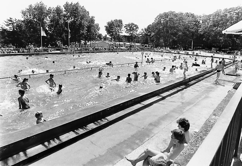 Dieser Schnappschuss im Waldschwimmbad auf dem Fuchsbau in Osterburg wurde 1986 fotografiert. Das vom Schwimmverein gebaute und 1933 eröffnete Freibad wurde in den 90er Jahren abgerissen.