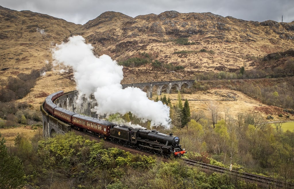 Der „Harry Potter“-Zug fährt normalerweise zweimal täglich auf der Strecke zwischen Fort William nach Mallaig an der Westküste.