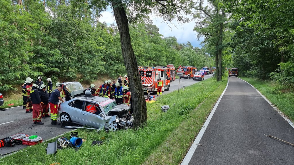Eines der Unfallautos von der B184 bei Jütrichau.