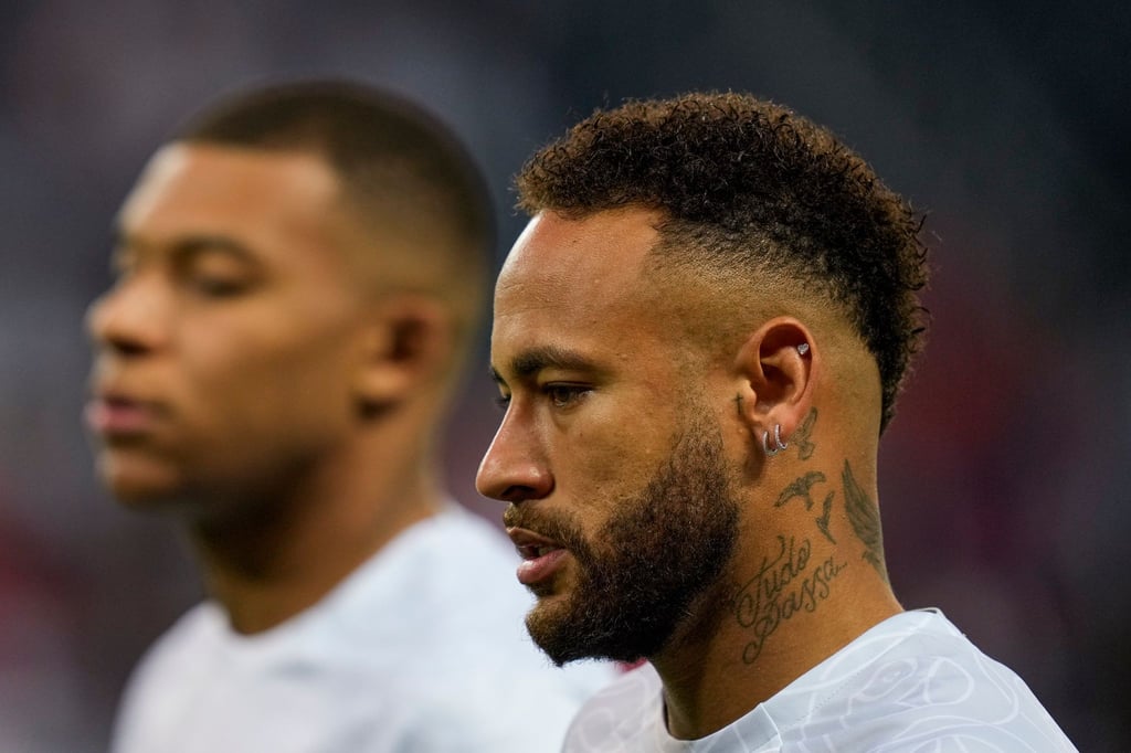 Steht bei PSG offenbar auf dem Abstellgleich: Neymar (r).