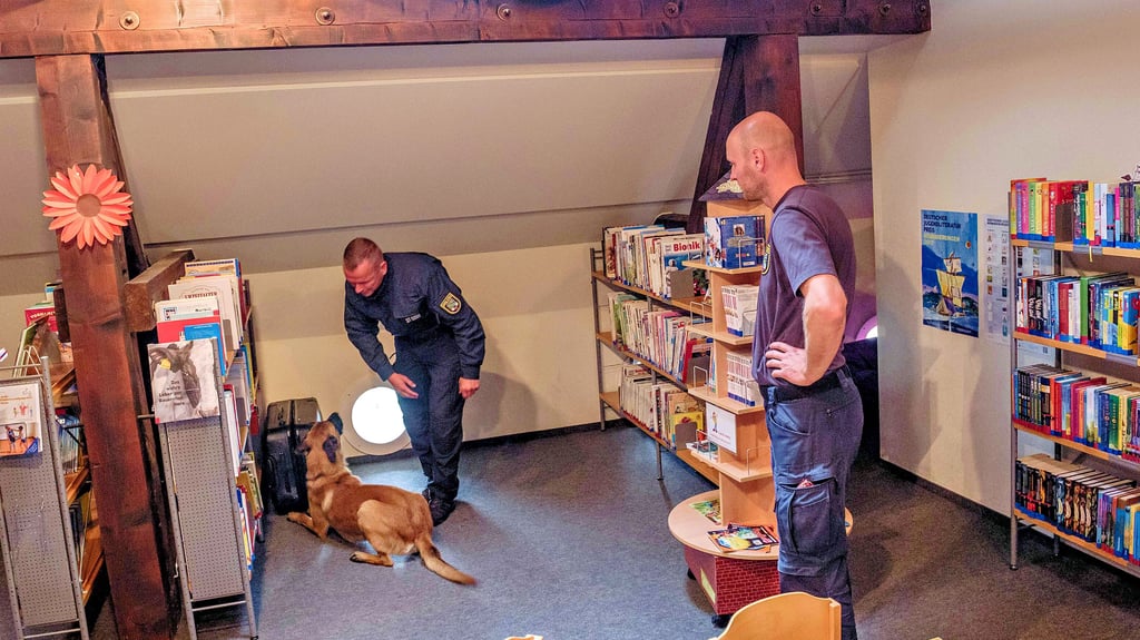 Paul Rössing ist mit seinem Diensthund Nacho hoch zufrieden. Auch in der Bibliothek ist der Koffer mit dem Sprengstoff in kurzer Zeit entdeckt.