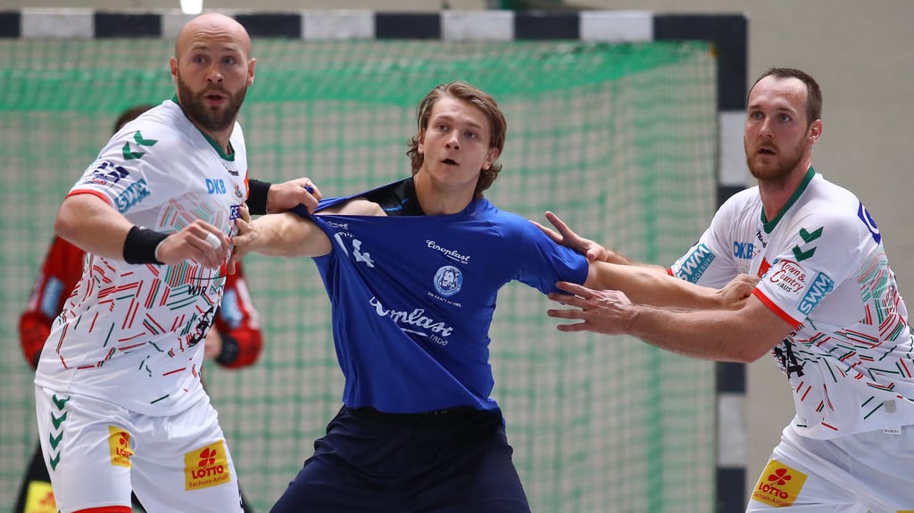 Für Christian O’Sullivan (r.) und Oscar Bergendahl steht heute das zweite Testspiel an. In Aschersleben treffen sie mit dem SCM auf den Zweitligisten Dessau-Roßlauer HV.