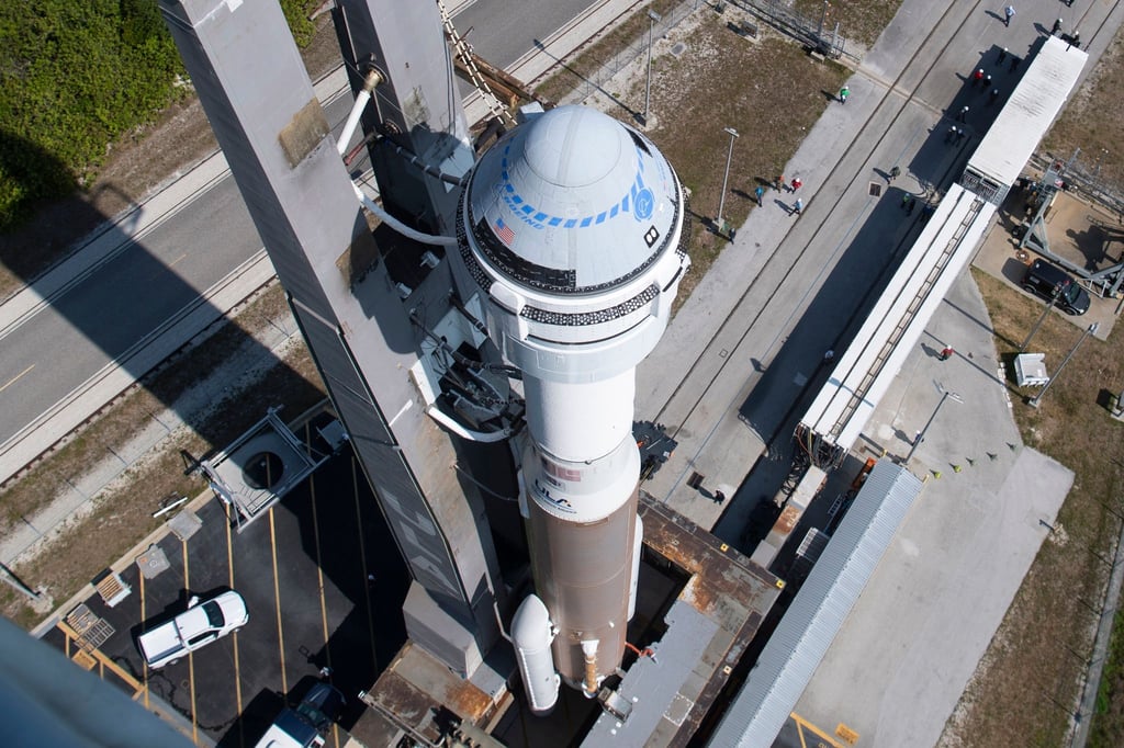 Der „Starliner“ von Boeing wird auf dem Weltraumbahnhof Cape Canaveral in Florida zur Startrampe gerollt.