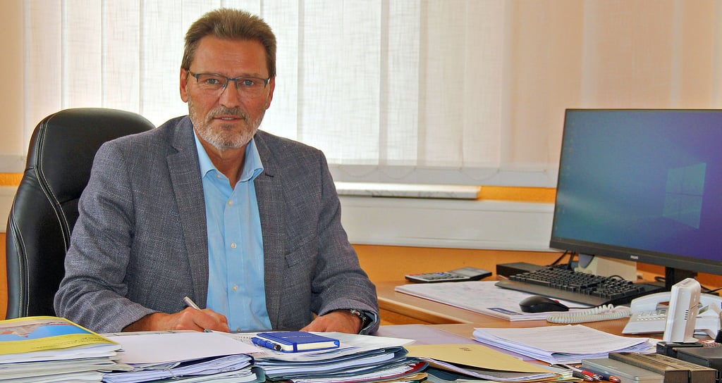 Frank Frenkel an seinem Schreibtisch im Eilsleber Rathaus. Es wird auch mit Beginn der neuen Amtsperiode des Verbandsgemeindebürgermeisters im Januar sein Arbeitsplatz bleiben. Die Wahl im Oktober ist bereits jetzt entschieden, da er keinen Gegenkandidaten hat.