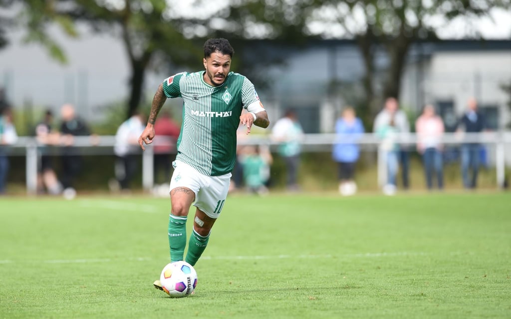 Werders Leonardo Bittencourt am Ball.