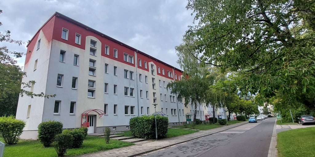 Dieser Wohnblock im Friedrich-Engels-Ring in Staßfurt Nord wird Stück für Stück umfassend saniert. In diesem Jahr sind die Hausnummern 1 und 2 dran, die ersten beiden Eingänge auf der linken Seite.