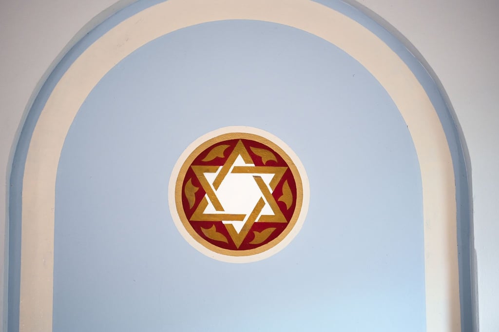 Blick auf einen Davidstern als Wandbild in einer Synagoge.