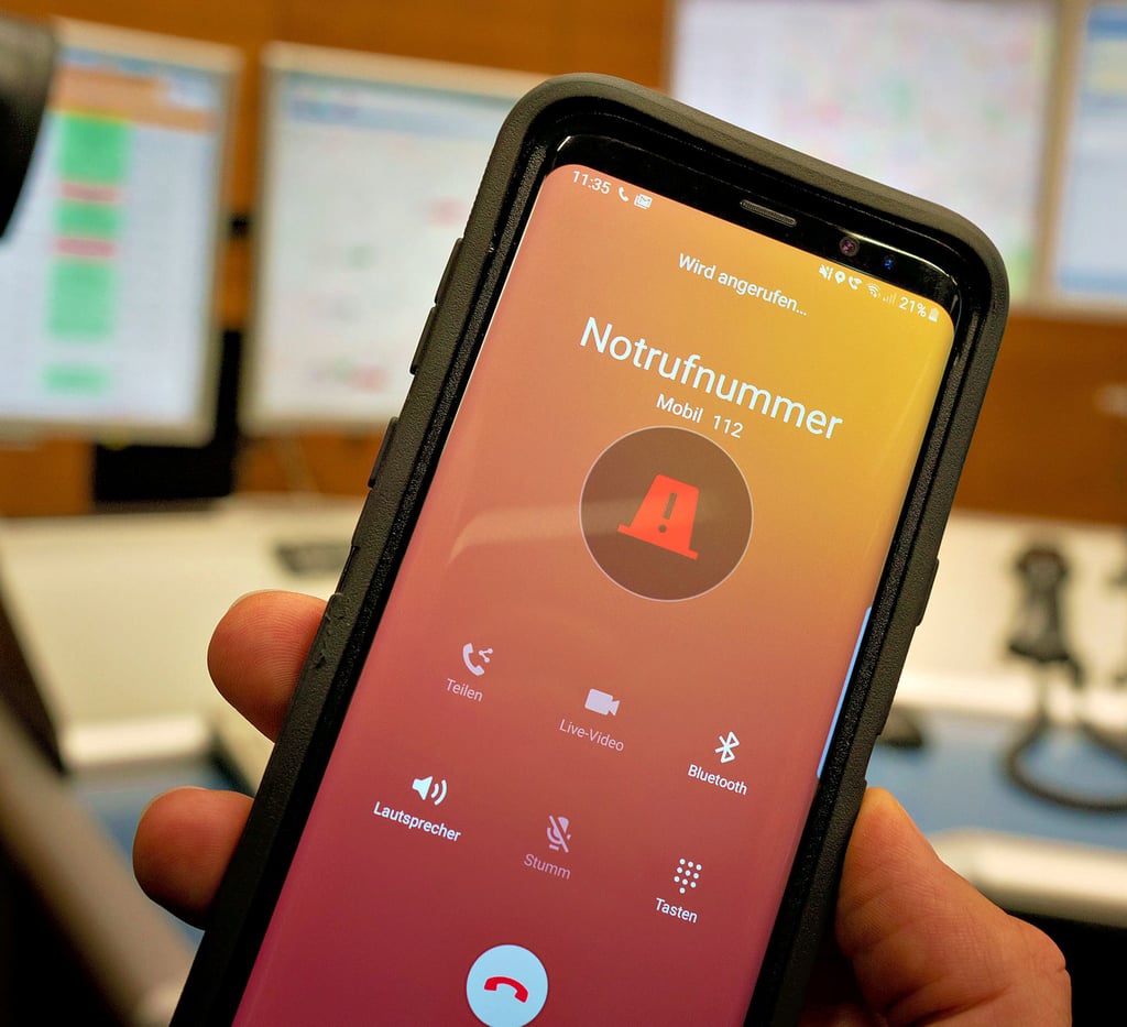 Immer zu erreichen, selbst ohne Simkarte und Guthaben: die Notrufnummer 112. Allerdings landen 25 bis 30 Anrufe täglich aus Versehen in der Leitstelle der Feuerwehr. Das ist ein Problem.