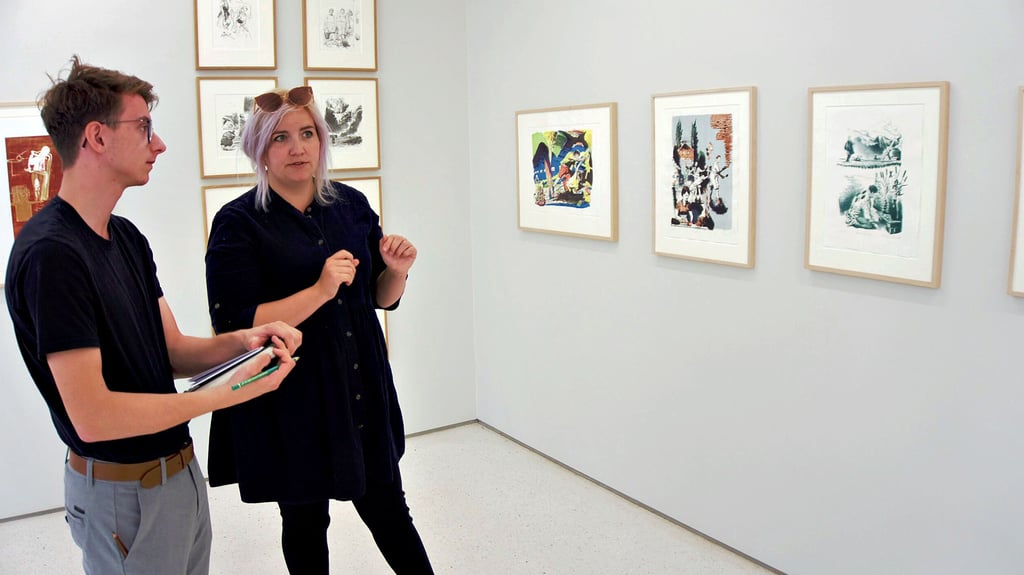 Die Teilnehmer – darunter auch Jonas Brösel – sammeln in der Ausstellung der Grafikstiftung Anregungen für ihre Arbeit. Nora Mona Bach unterstützt als Dozentin.