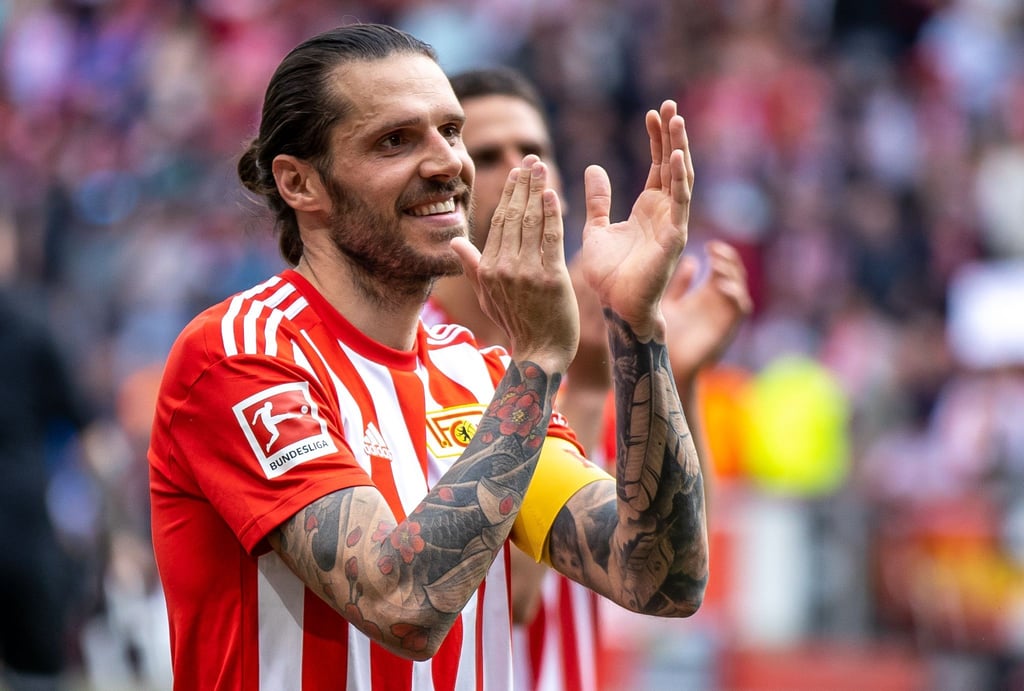 Berlins Christopher Trimmel bedankt sich nach dem Spiel bei den Zuschauern.