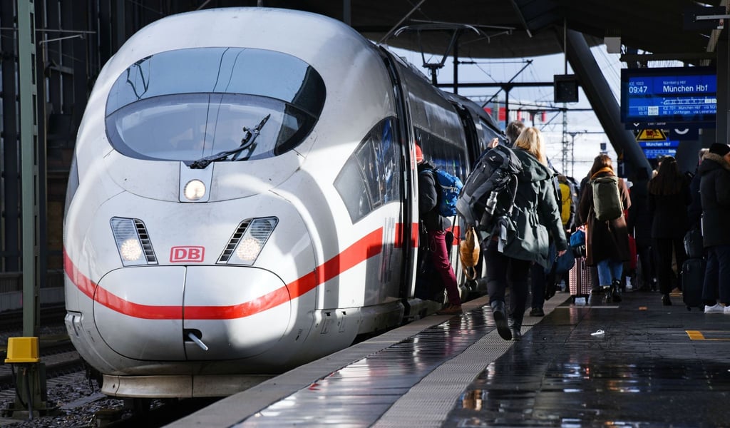 Ein ICE steht an einem Bahnhof.
