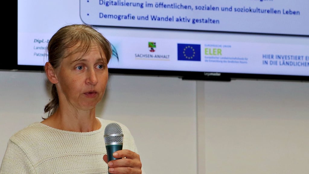 IGEK-Projektmanagerin Elke Kurzke stellte im Foyer der Stadthalle Möckern den Vertretern der anwesenden Unternehmen die Ziele des überarbeiteten IGEK vor.