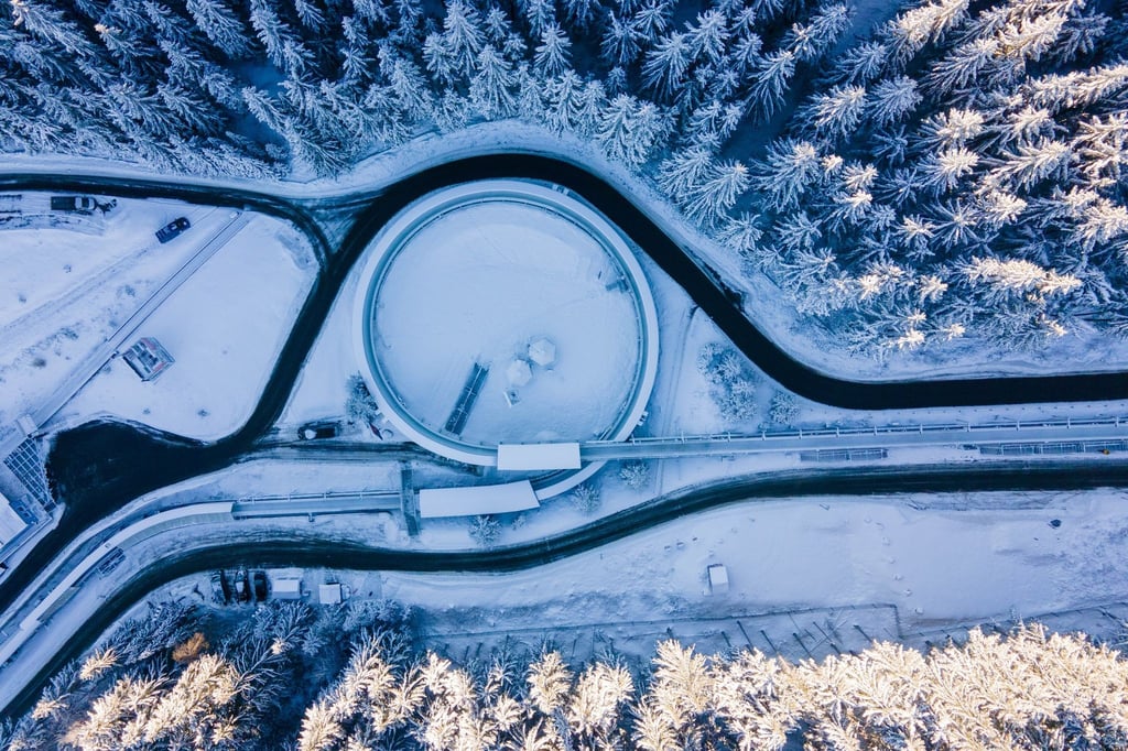 Mit Schnee bedeckt ist die Rennschlitten- und Bobbahn Altenberg.