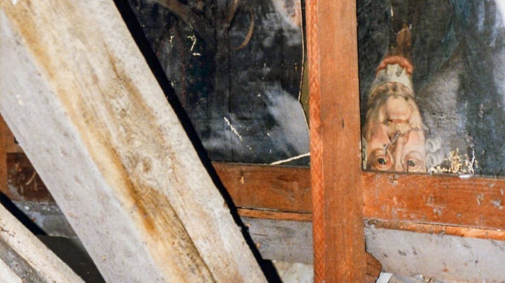 1992 geöffnete Dachschrägen im Talamt der Moritzburg: In den 1960er Jahren entsorgte Gemälde werden gefunden.
