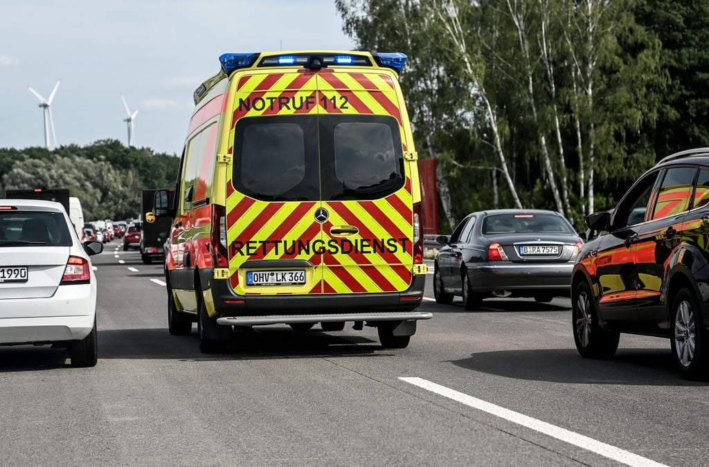Dafür ist sie da: Ein Rettungswagen kann durch die gebildete Rettungsgasse zum Einsatzort gelangen.