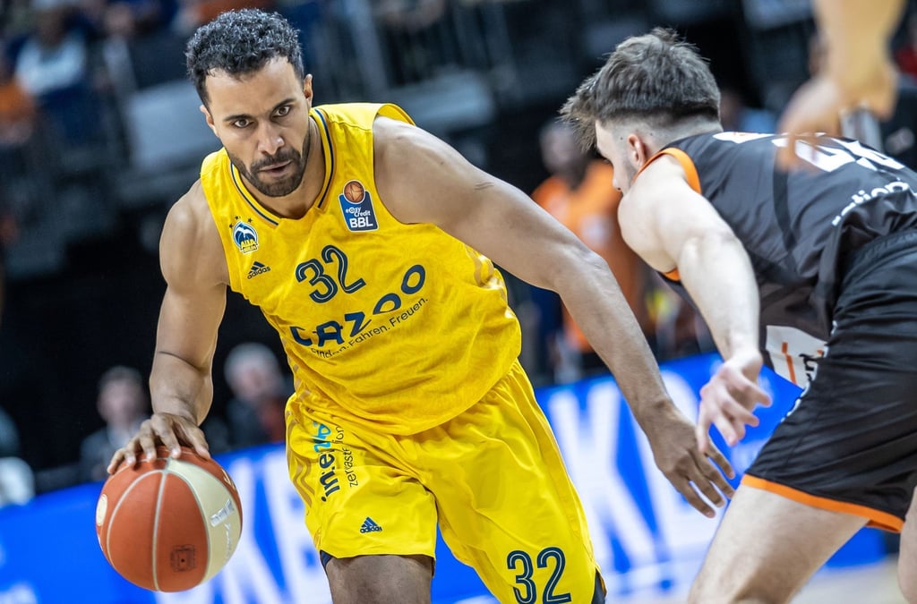 Albas Johannes Thiemann (l) spielt den Ball.