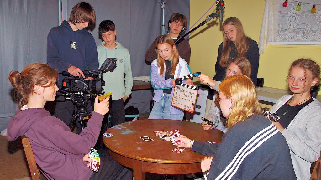 Unter dem Arbeitstitel Tödliches Uno drehen die Camp-Teilnehmer unter Anleitung ihres Dozenten in dieser Woche einen Kurzfilm über Begleiterscheinungen beziehungsweise Folgen eines einfachen Kartenspiels - ausgestattet mit Wasserpistolen.