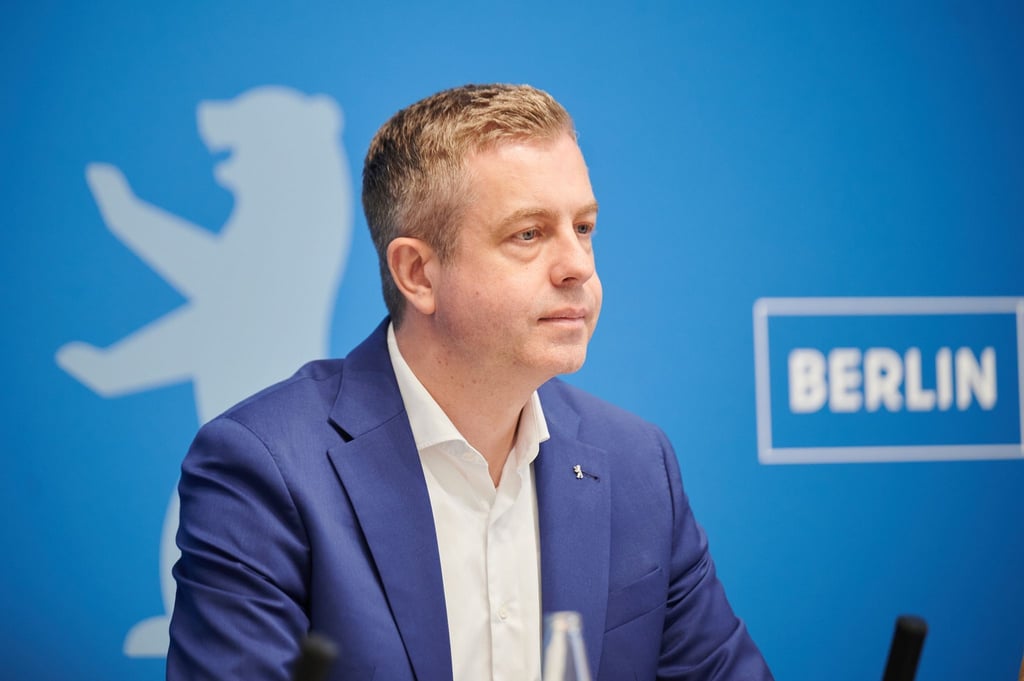 Stefan Evers (CDU), Senator für Finanzen, sitzt in der Pressekonferenz nach der Sitzung des Berliner Senats im Roten Rathaus.