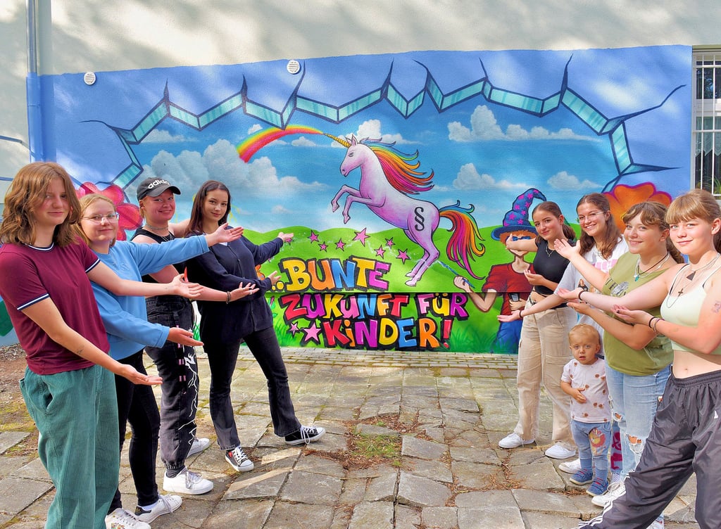 Beim Graffiti-Workshop am Haus der Jugend in Hettstedt haben die Jugendliche zum Thema Kinderrechte ein Wandbild entworfen.
