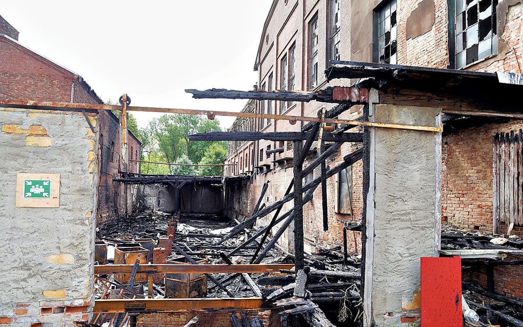Die Löschwasserstelle der Fabrik (rotes Blech) brannte auch.