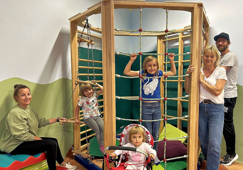 Im Spielzimmer des Familienbereichs im Magdeburger Familien- und Jugendzentrum spielen Cindy Blumental, Leiterin Mandy Nahrendorf und Björn Wiesel-Söder (von links) mit den Kids.
